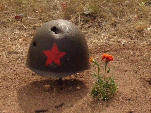 Пробитая Советская каска