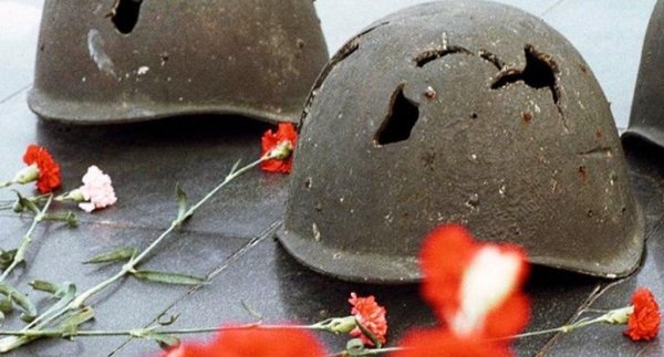 Каска с гвоздикой