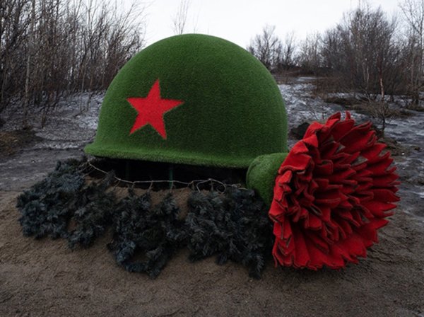 Каска с гвоздиками