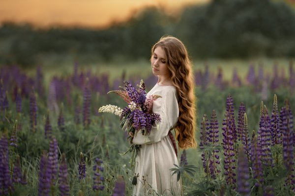 Девушка в поле с цветами