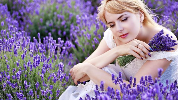 Девушка с сиренью