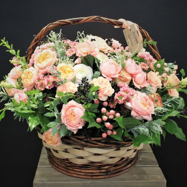 Шикарная корзина роз