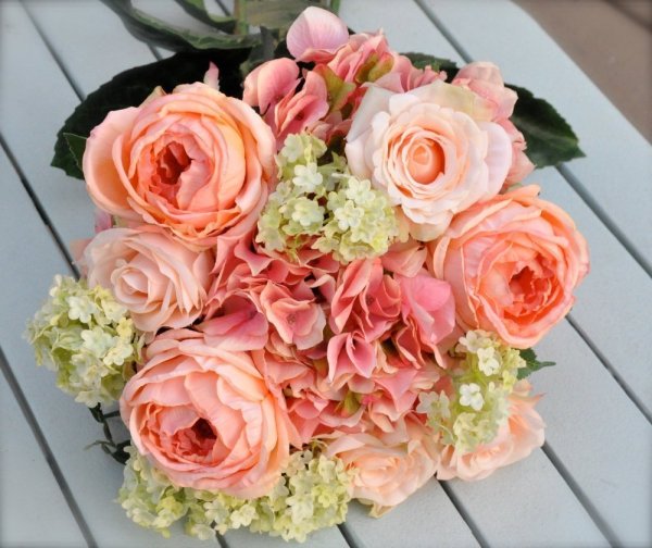 Свадебный букет кораловыерозы
