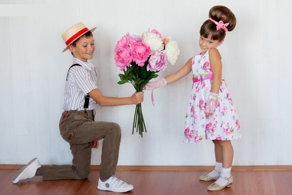 Мальчик дарит девочке цветы