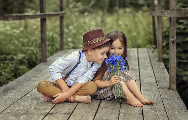 Мальчик с цветочком