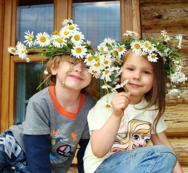 Мальчик дарит девочке цветы