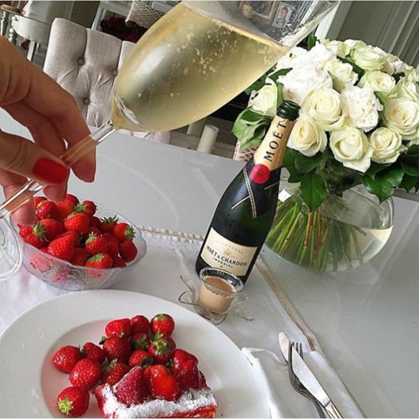 Шампанское с клубникой