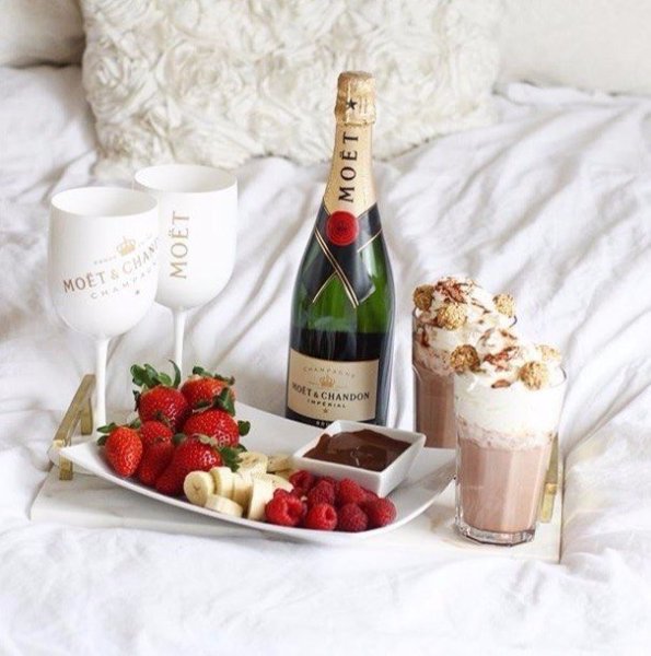 Цветы и шампанское