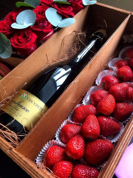 Девушка с шампанским в руках