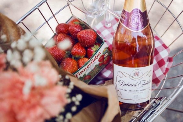 Цветы шампанское клубника