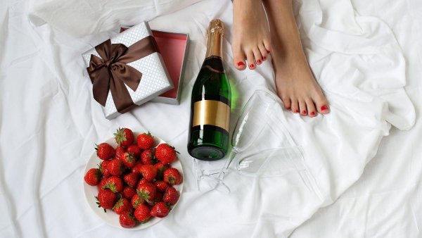 Цветы и шампанское