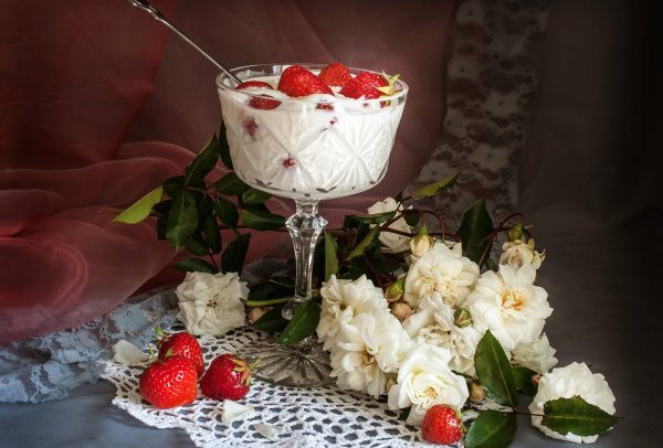 Праздничный стол с шампанским