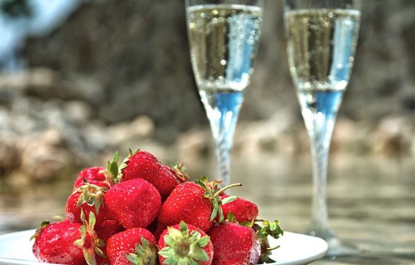 Натюрморт шампанское с клубникой