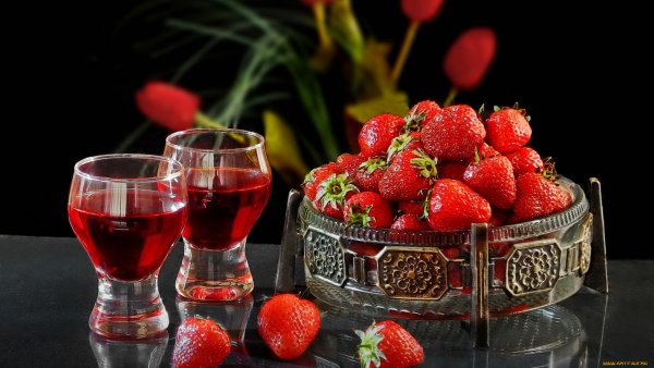 Два фужера с шампанским