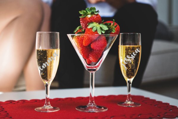 Бокал шампанского с клубникой