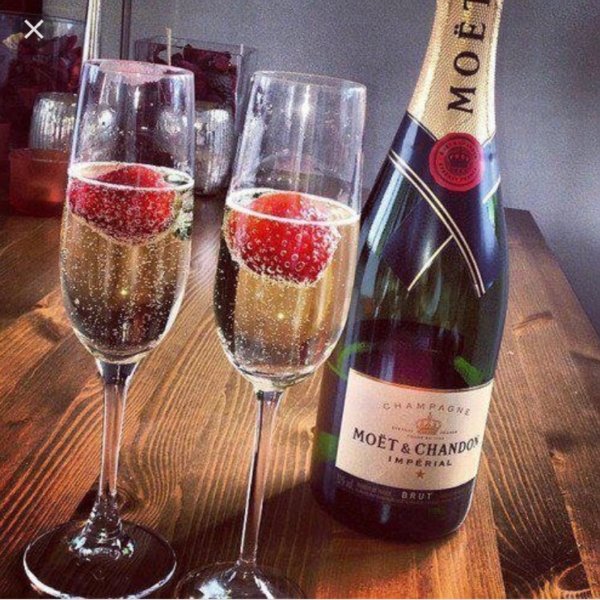 Ящик с шампанским и сладостями