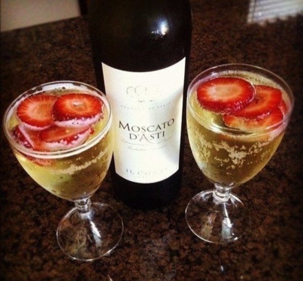 Шампанское цветы в руках