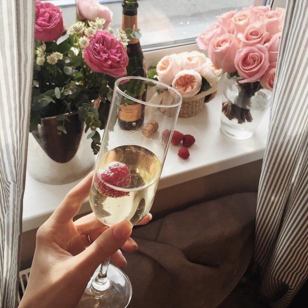 Клубника в бокале с шампанским