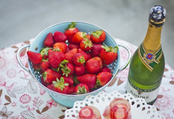 Шампанское фрукты конфеты