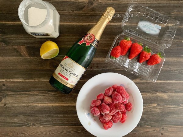 Шампанское с клубникой в постель