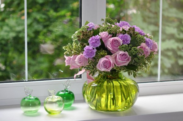 Цветы в вазе на окне