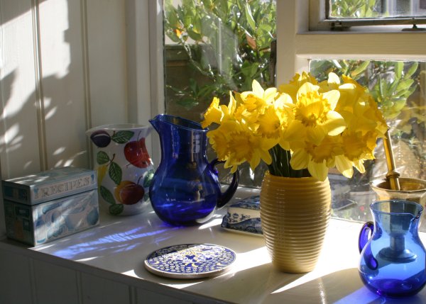 Окно с цветами и вазами