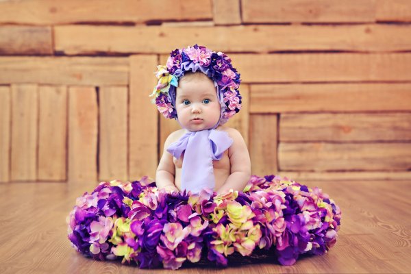 Маленькая девочка с цветами