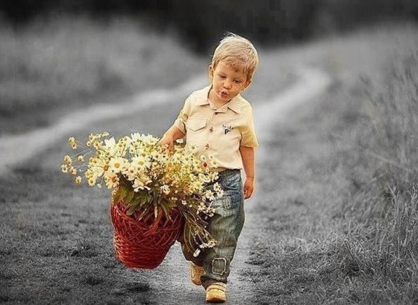 Ребенок с букетом полевых цветов