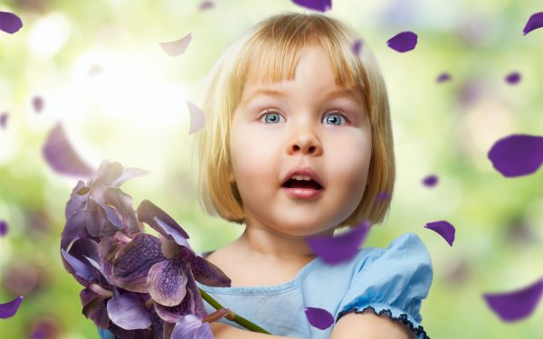 Маленькая девочка с цветами