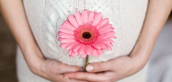 Беременная с цветами