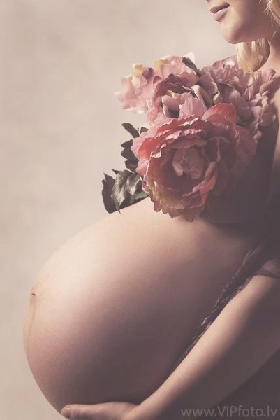 Беременный живот с цветами