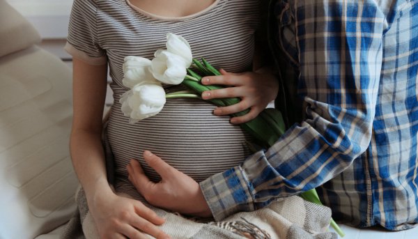 Беременная с букетом цветов