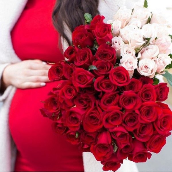 Фотосессия беременных с цветами