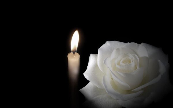 Поминальная свеча и цветы
