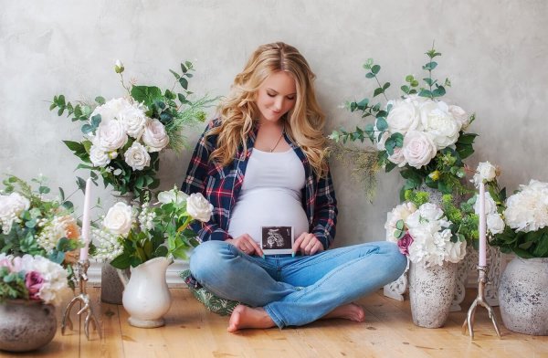 Фотосессия беременной с большими цветами