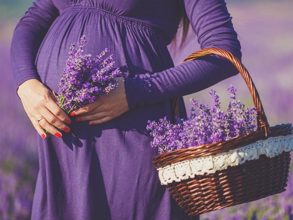 Беременный живот и цветы