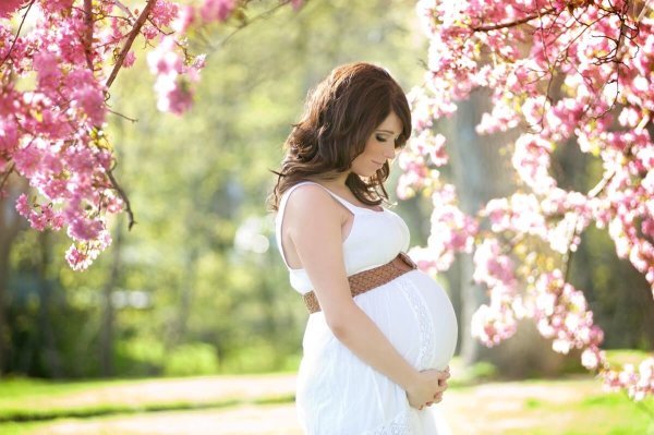 Беременная женщина акварель