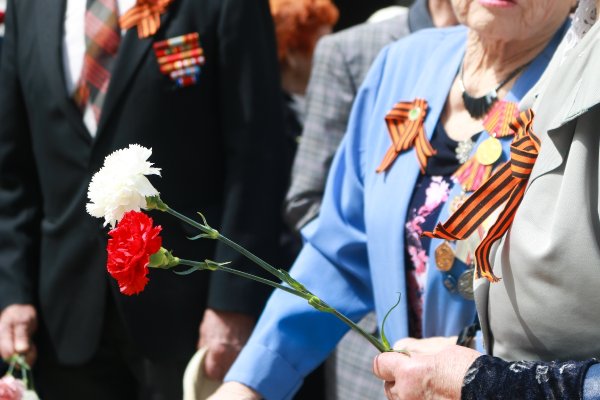 Дети дарят цветы ветеранам