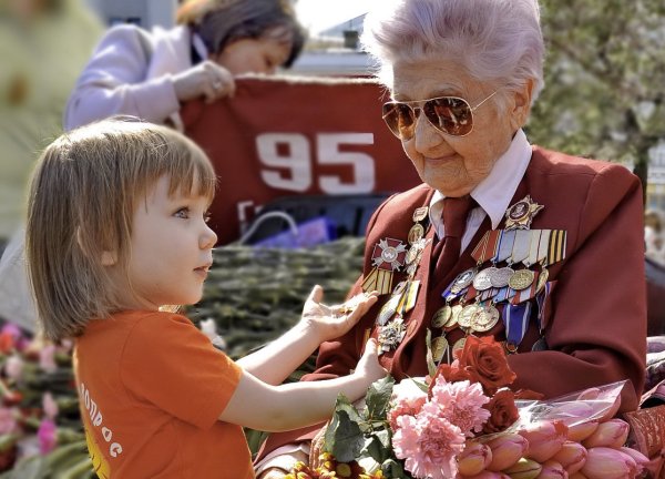Ветераны с цветами в парке Победы