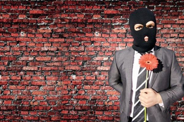 Воруют цветы с клумбы