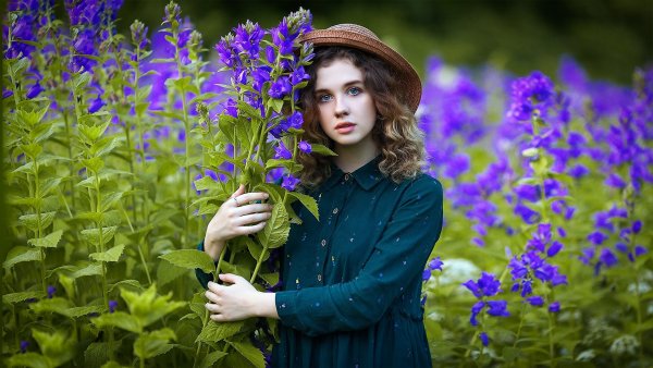 Красивые девушки на фоне осени