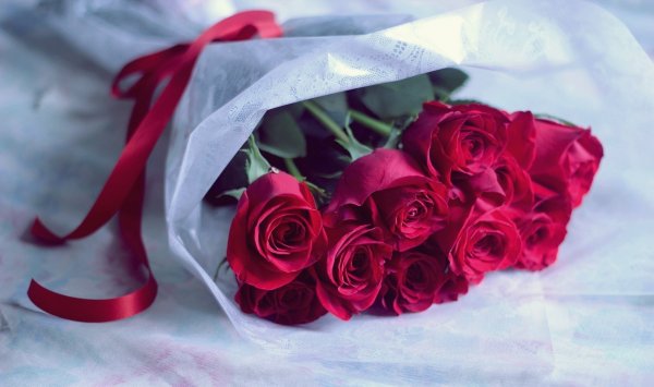 Букет цветов на столе