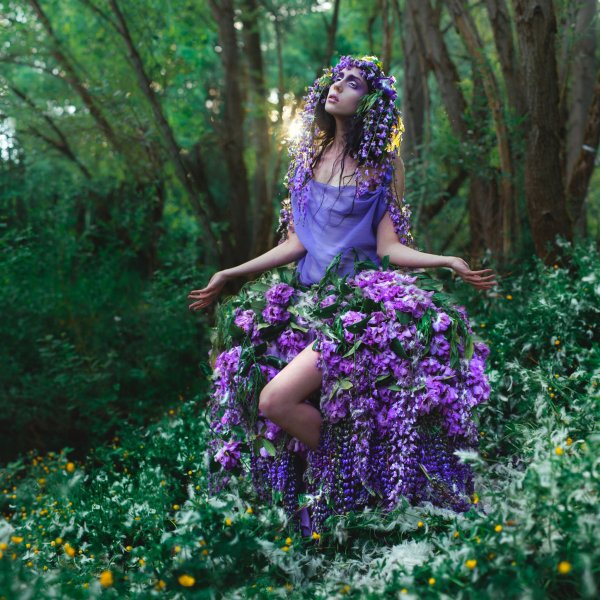Девушка в фиолетовом платье в лесу