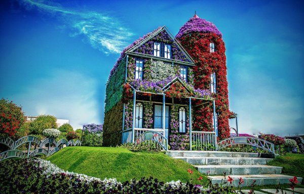 Красивый домик в цветах