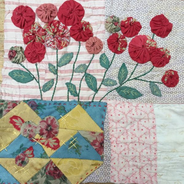 Лоскутные цветы с вышивкой