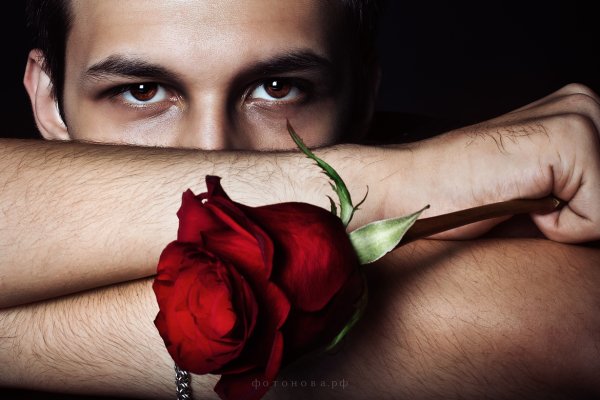 Мужчина с цветами в руках