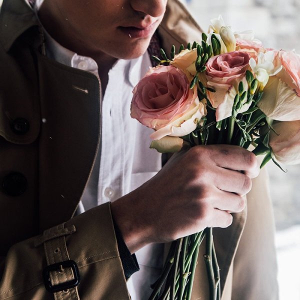 Мужчина с цветами со спины