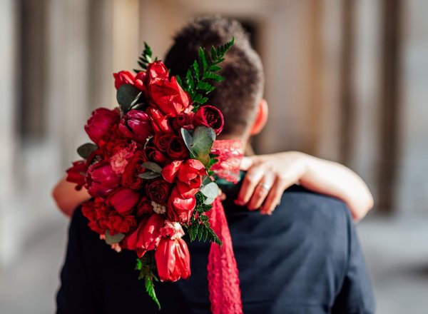 Мужчина дарит цветы женщине