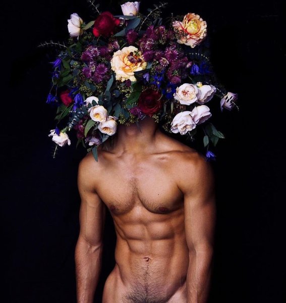 Голый мужчина с цветами