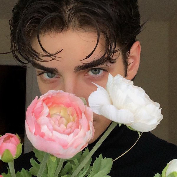 Парень с цветком